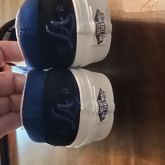 Never worn hard to find Los Angeles Van's - Picture 3 of 6